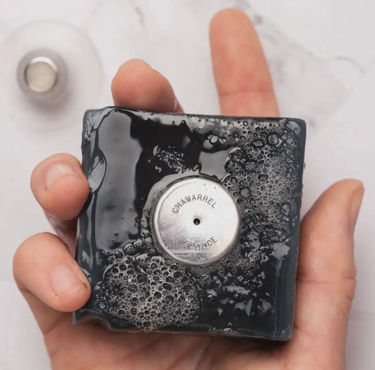 Magnetic soap dish