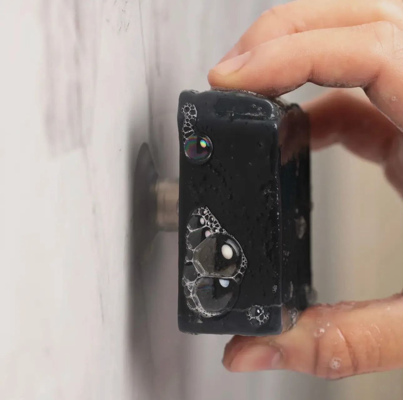 Magnetic soap dish
